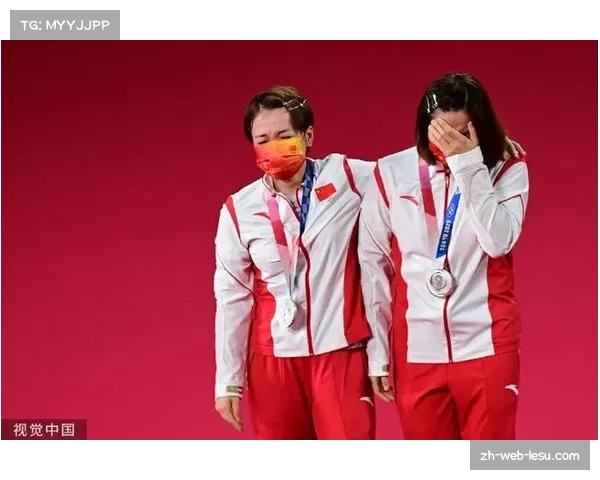 特写:法国公开赛颁奖礼,夺冠后的拉哈尤与教练团队长时间相拥